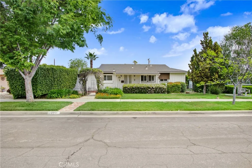 927 Alta Loma Drive, Corona, California 92882 home-pic-2
