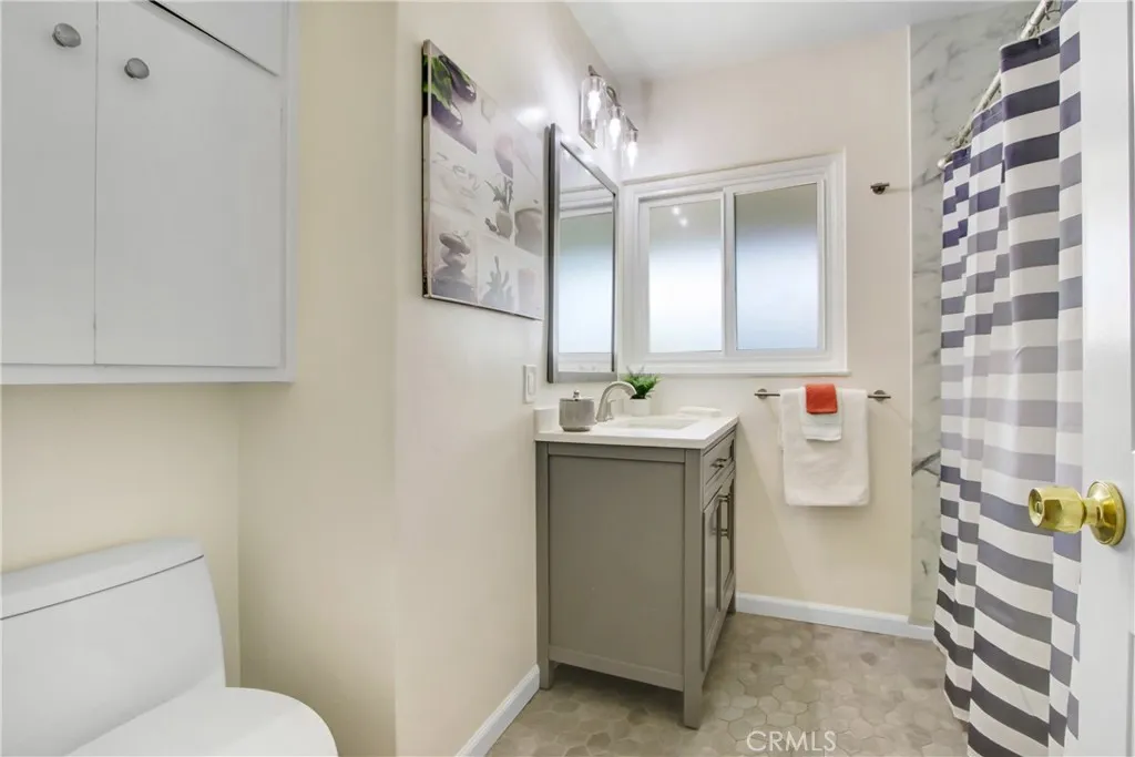 927 Alta Loma Drive, Corona, California 92882 home-pic-18