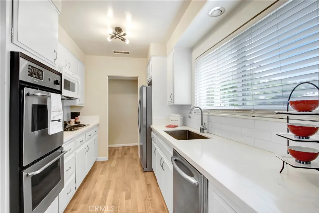 927 Alta Loma Drive, Corona, California 92882 home-pic-16