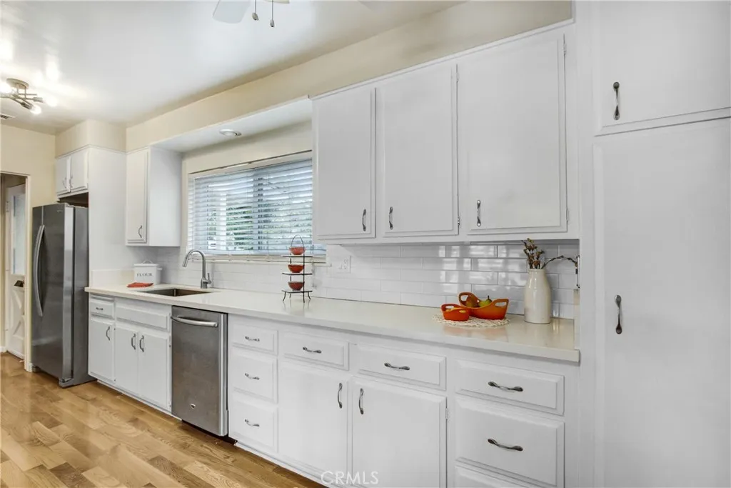 927 Alta Loma Drive, Corona, California 92882 home-pic-15