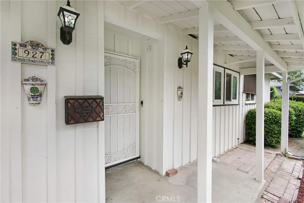 927 Alta Loma Drive, Corona, California 92882 home-pic-5