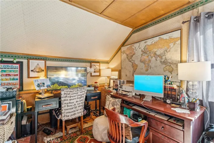 Office area in 2nd bedroom