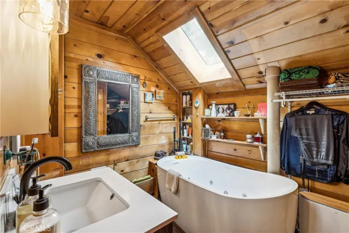 Primary bath with jetted tub & bidet