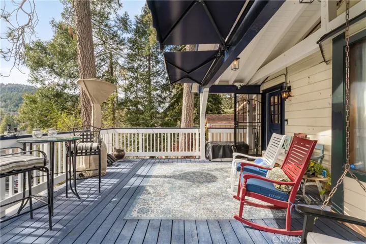 Spacious front porch/deck