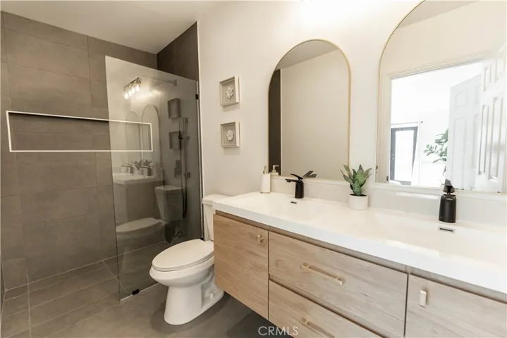 Master Bathroom - Dual Vanity