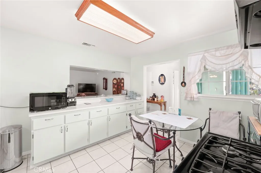 911 E La Verne, Pomona, California 91767 home-pic-12