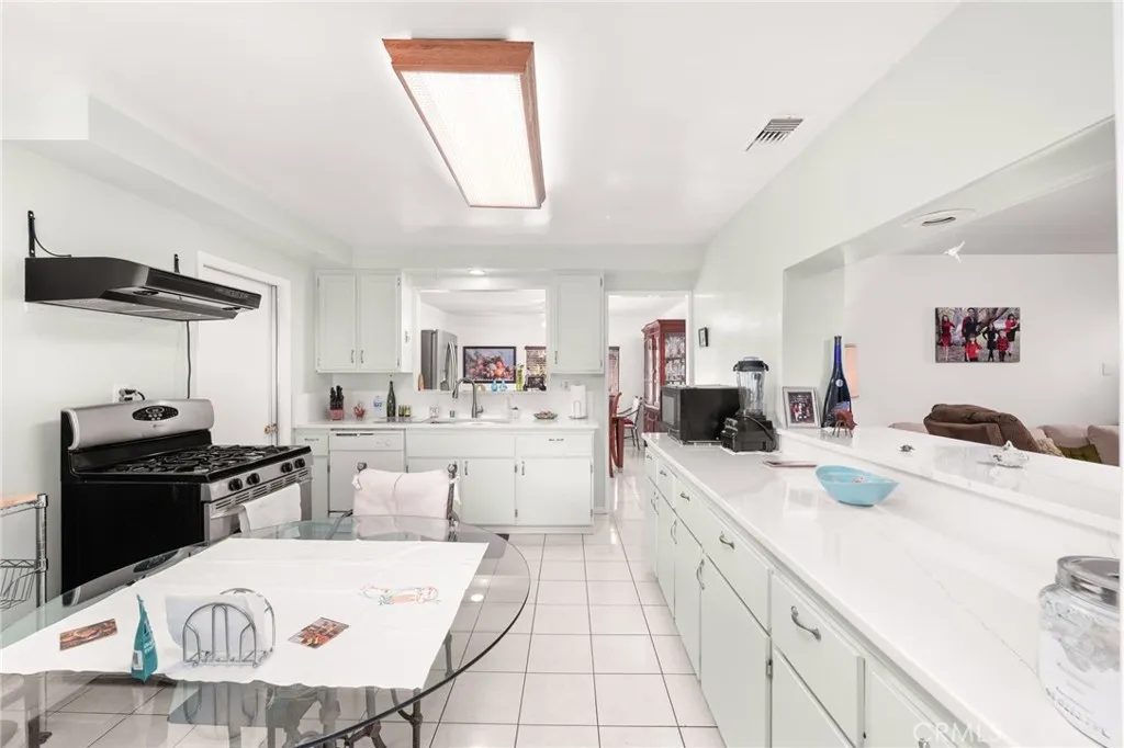 911 E La Verne, Pomona, California 91767 home-pic-11