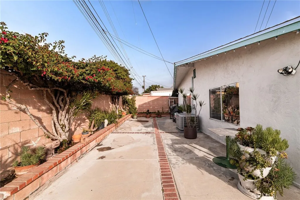 911 E La Verne, Pomona, California 91767 home-pic-30