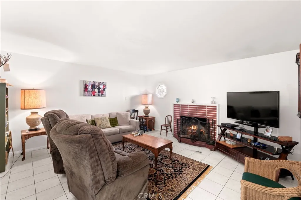 911 E La Verne, Pomona, California 91767 home-pic-7