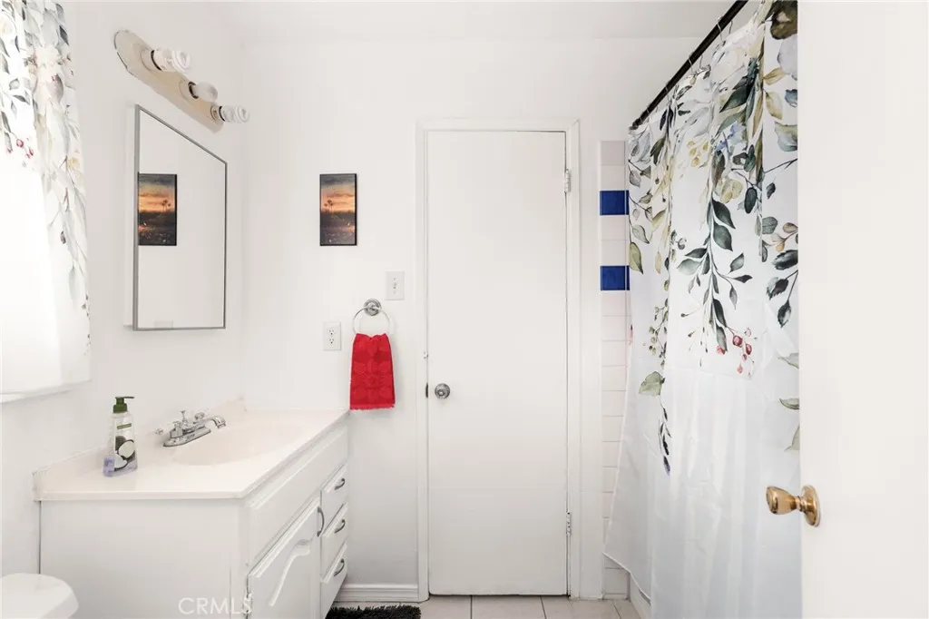 911 E La Verne, Pomona, California 91767 home-pic-17
