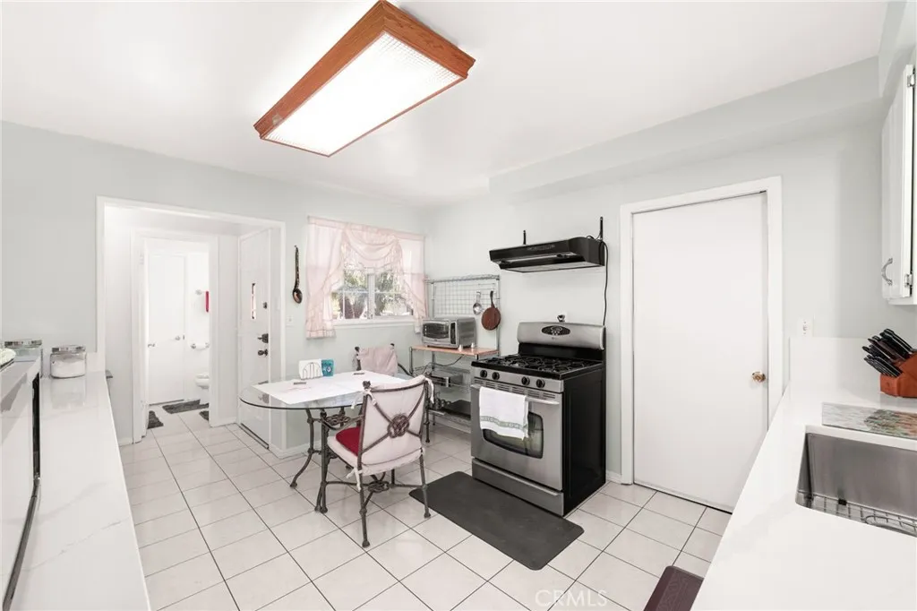 911 E La Verne, Pomona, California 91767 home-pic-9