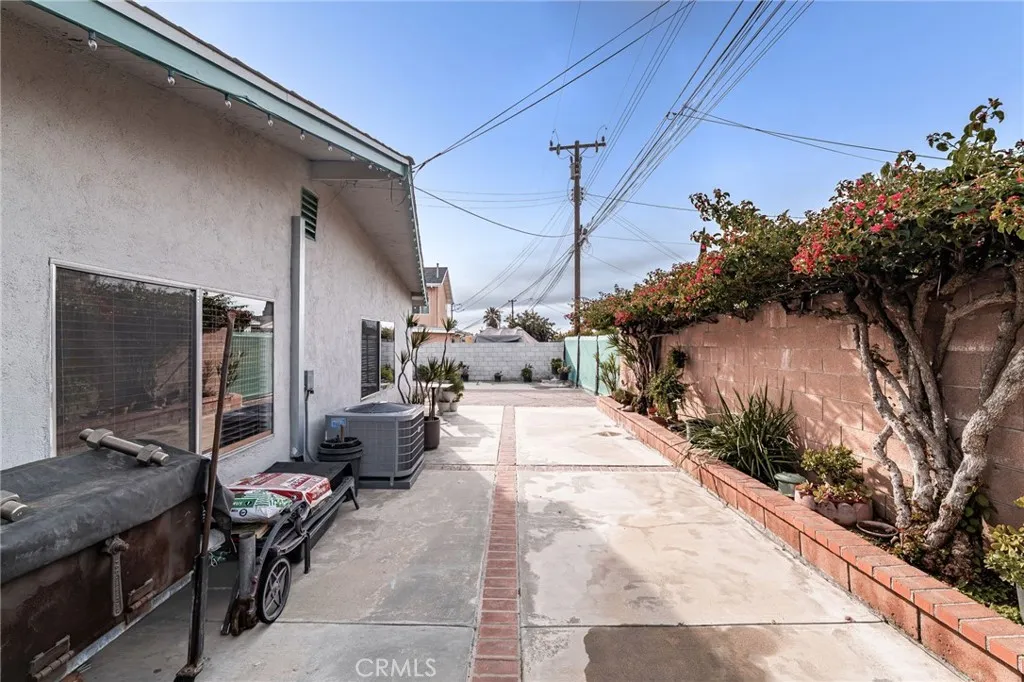911 E La Verne, Pomona, California 91767 home-pic-31