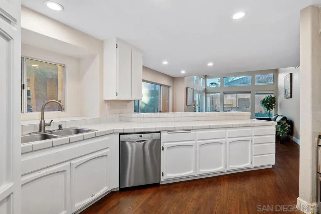 1371 Hinrichs Way, Escondido, California 92027 home-pic-16