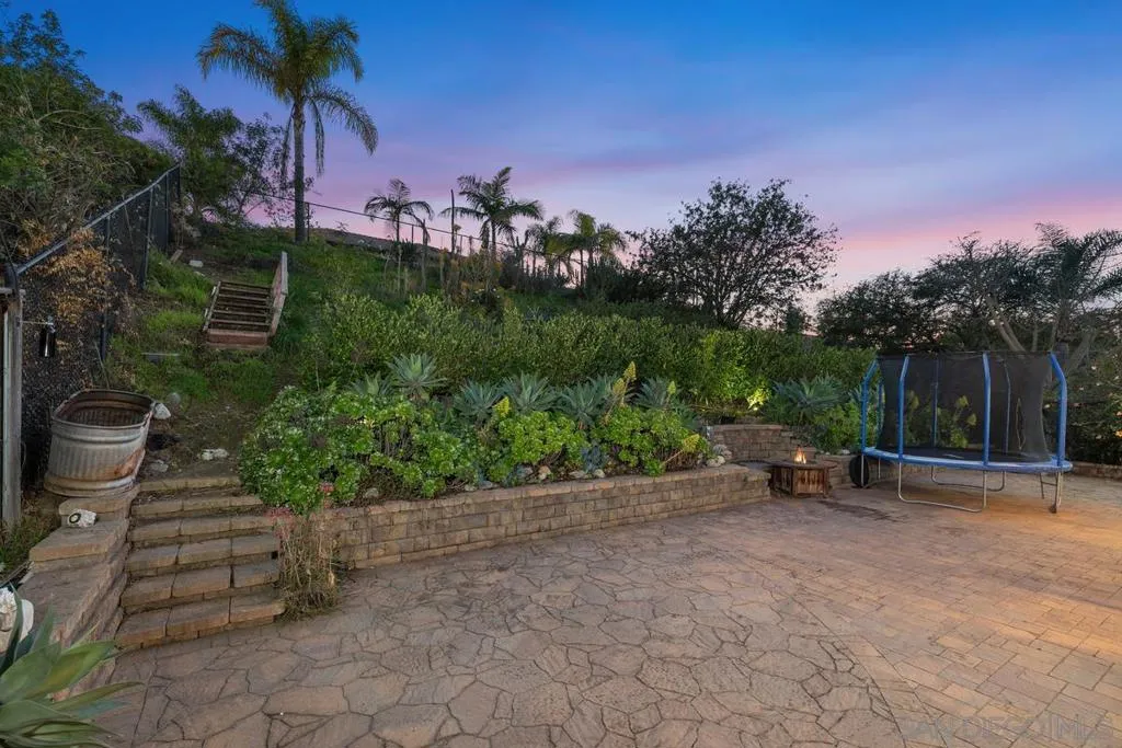1371 Hinrichs Way, Escondido, California 92027 home-pic-5