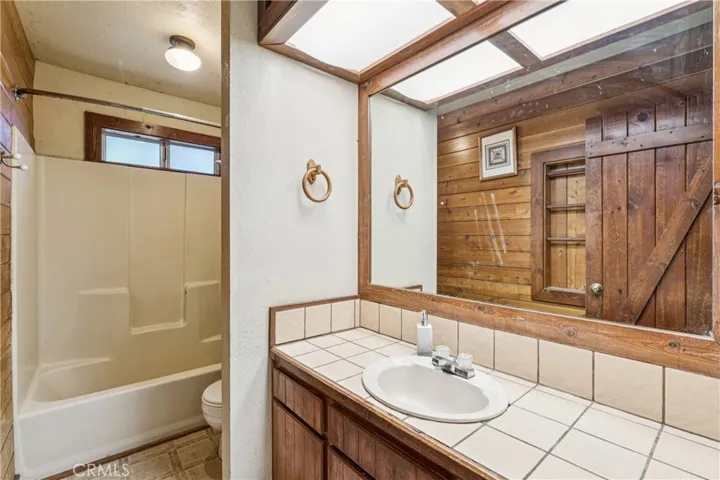 FULL BATHROOM