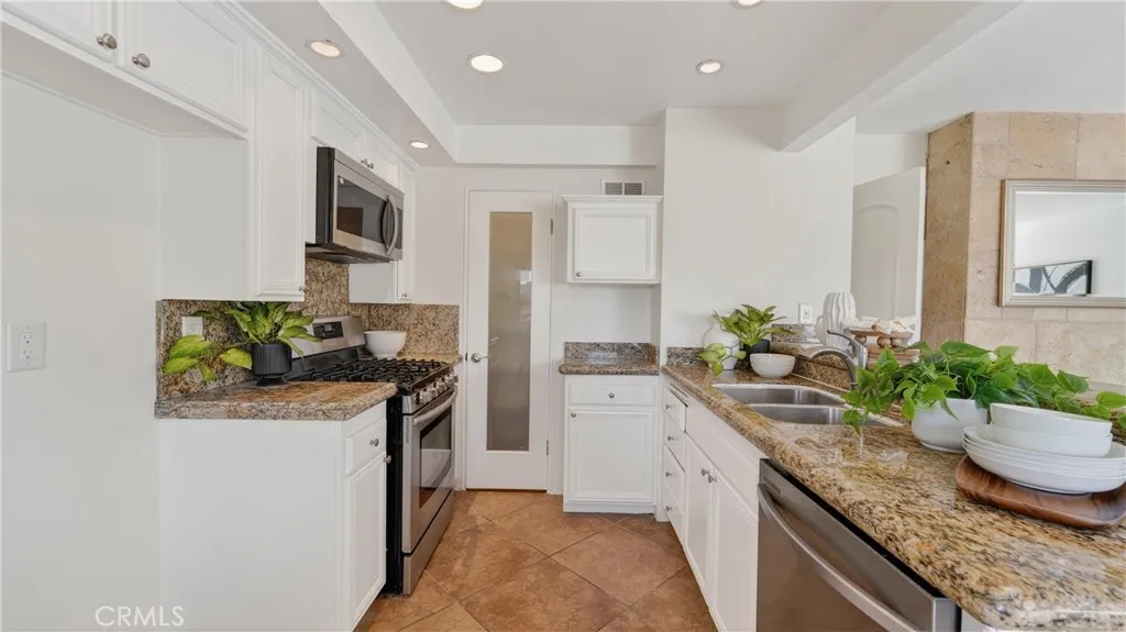 18728 Del Rio Place 2, Cerritos, California 90703 home-pic-5