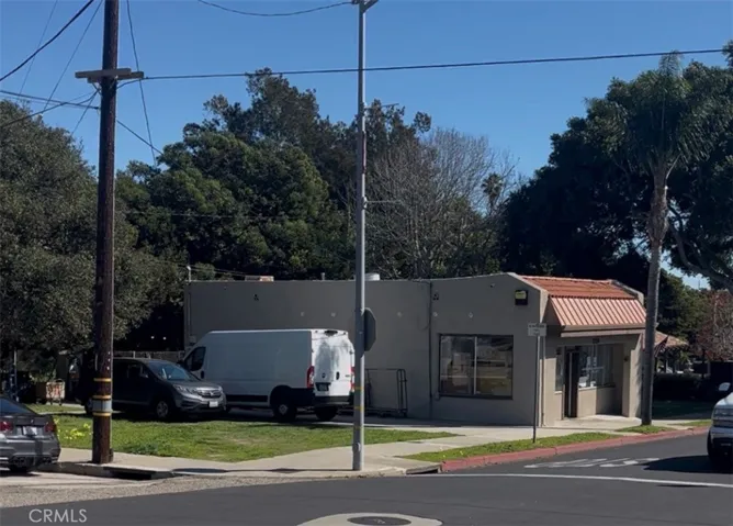 Corner lot - backs to Freeway for easy access.