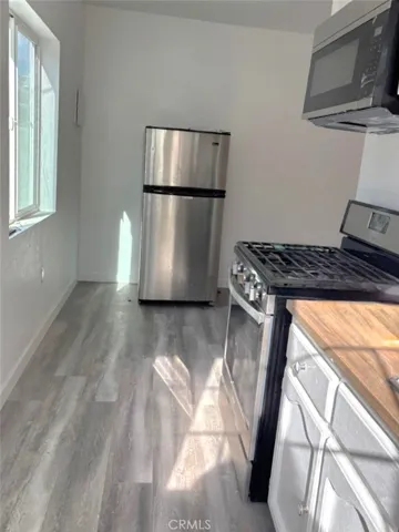 Kitchenette with Refrigerator