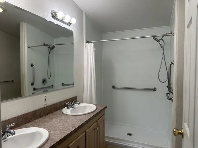 Primary Bath w/dual sinks