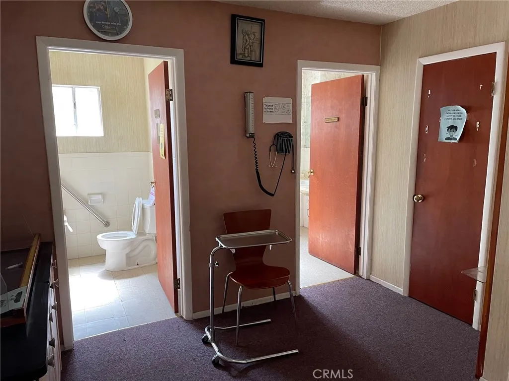 2- BATHROOMS/GUESS & PRIVATE