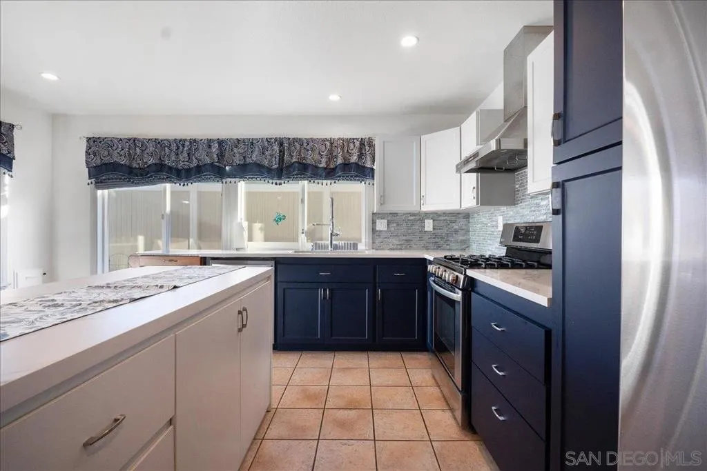 10853 Westonhill Dr, San Diego, California 92126 home-pic-7