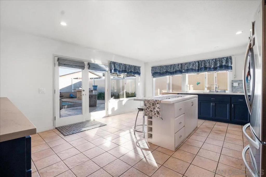 10853 Westonhill Dr, San Diego, California 92126 home-pic-6