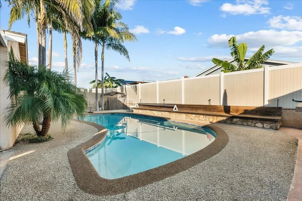 10853 Westonhill Dr, San Diego, California 92126 home-pic-12