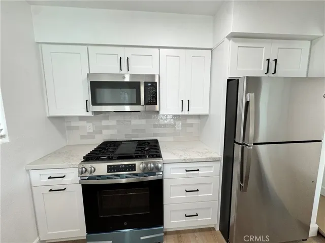 Gas stove, Microwave, Fridge included