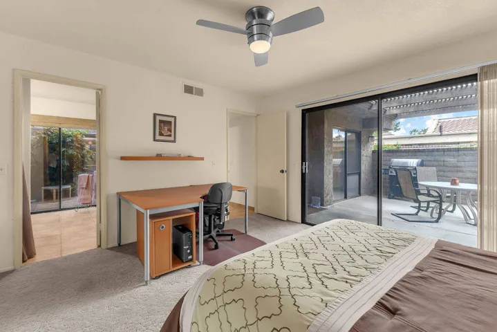 Direct access to the courtyard