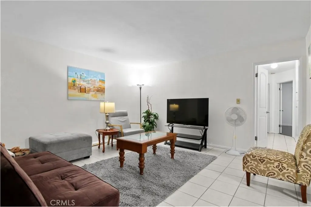 444 Obispo Avenue 3, Long Beach, California 90814 home-pic-2