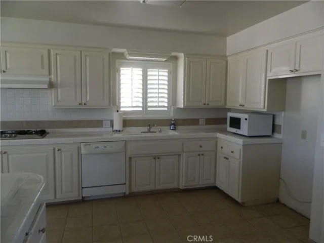 Bright, spacious kitchen