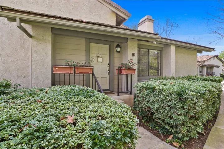 Desirable Corner Unit, no one above or below
