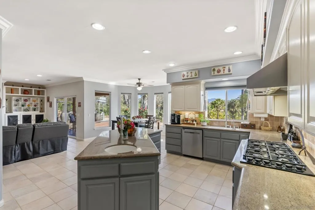 2821 Summit Drive, Escondido, California 92025 home-pic-15