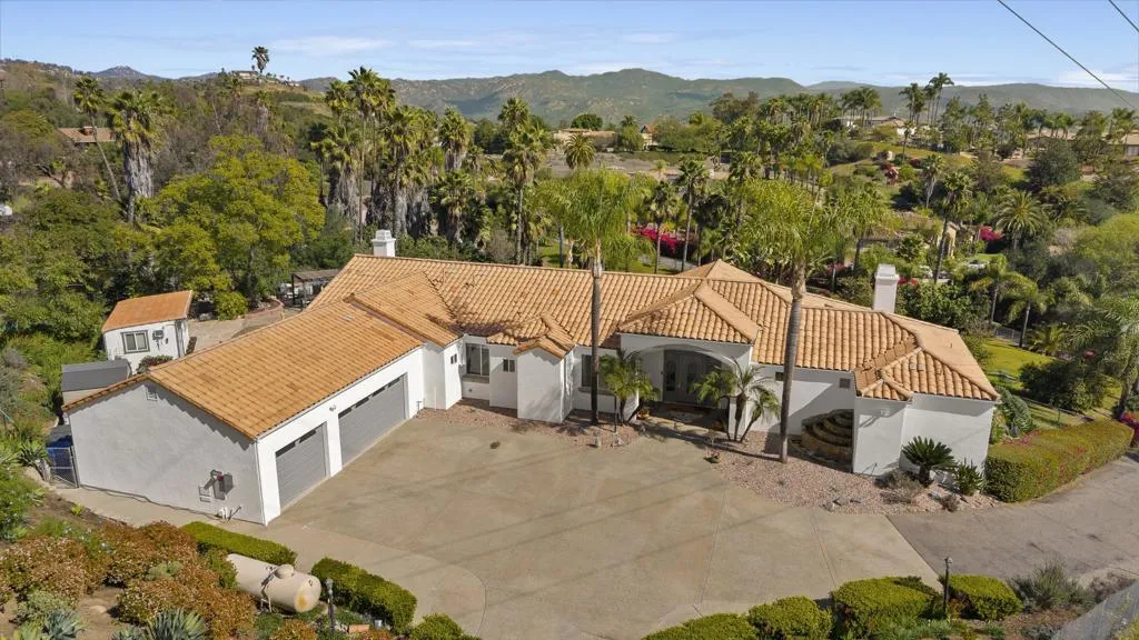 2821 Summit Drive, Escondido, California 92025 home-pic-2