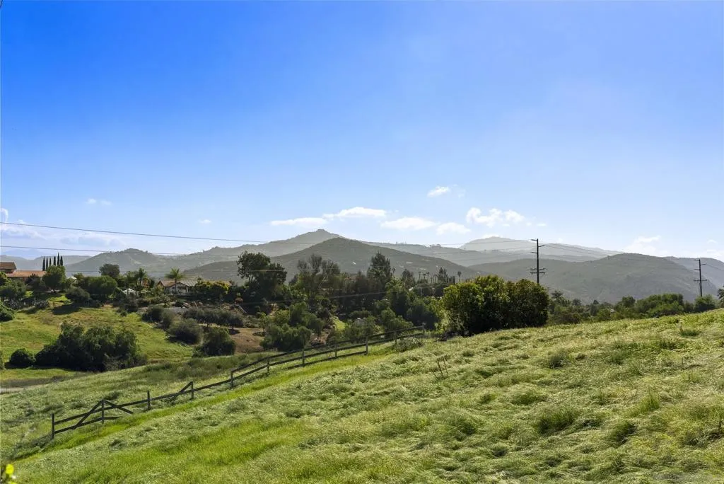 2821 Summit Drive, Escondido, California 92025 home-pic-45