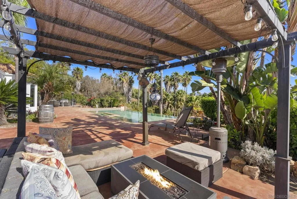 2821 Summit Drive, Escondido, California 92025 home-pic-36