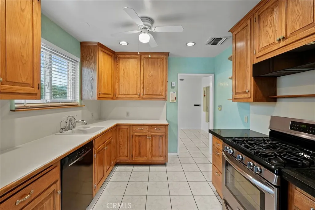 15934 Kittridge, Lake Balboa, California 91406 home-pic-14