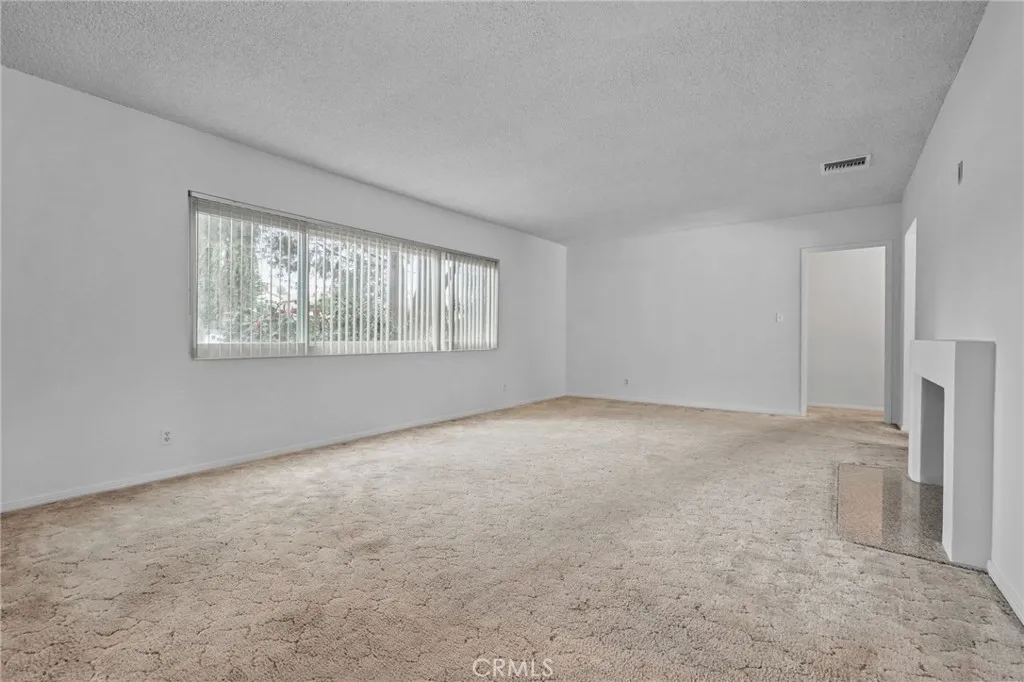 15934 Kittridge, Lake Balboa, California 91406 home-pic-9