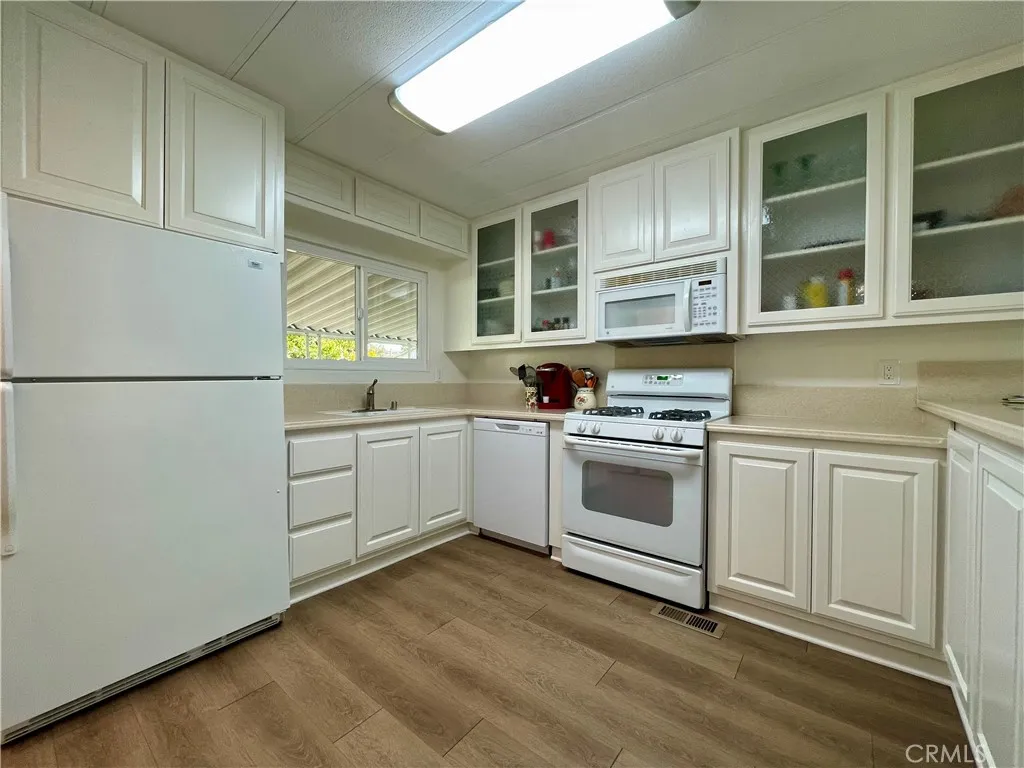 BEAUTIFUL KITCHEN! UPGRADED GLASS DOORS!