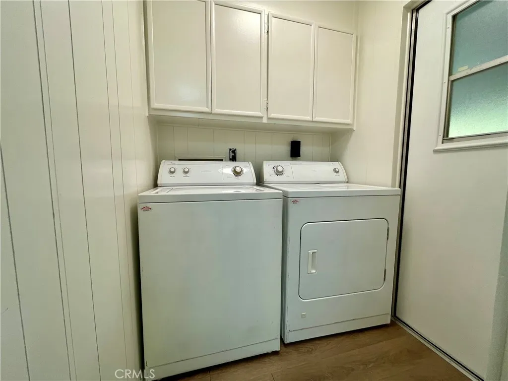 SEPARATE LAUNDRY ROOM, WASHER & DRYER STAY!