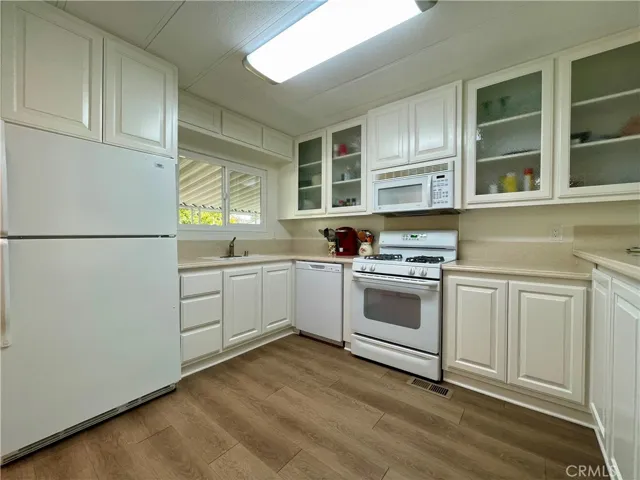 BEAUTIFUL KITCHEN! UPGRADED GLASS DOORS!