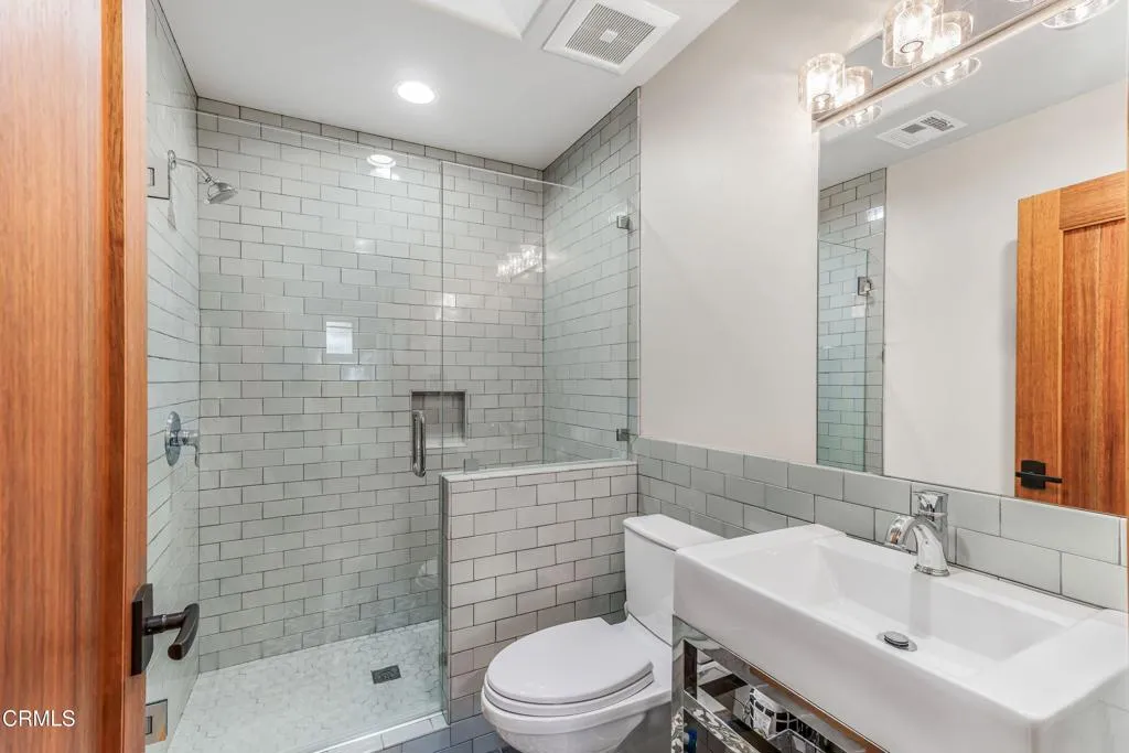 7035 Oxnard Avenue, Ventura, California 93001 home-pic-23