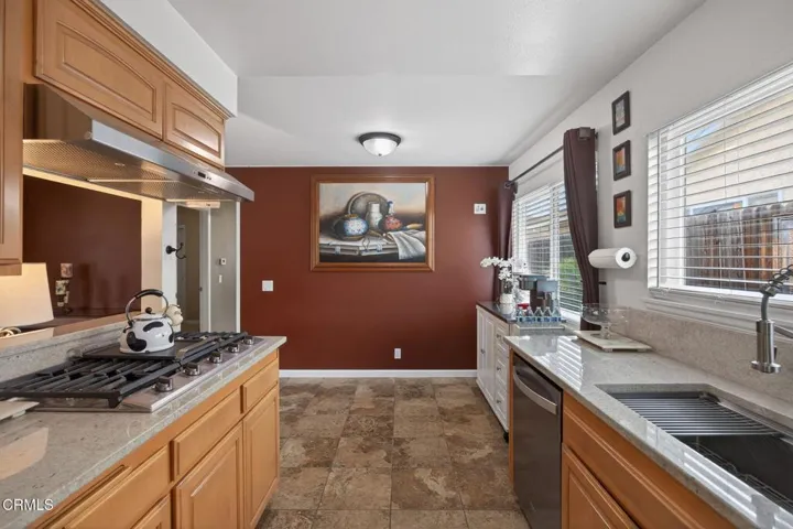 17-web-or-mls-Upmarketmedia_290Dan-050