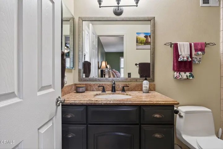 22-web-or-mls-Upmarketmedia_290Dan-064