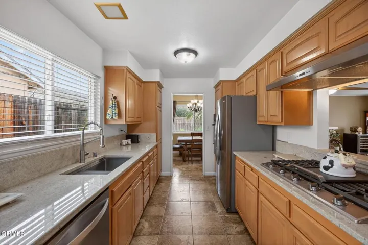 15-web-or-mls-Upmarketmedia_290Dan-043