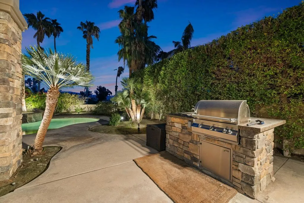 352 Crest Lake Drive, Palm Desert, California 92211 home-pic-16
