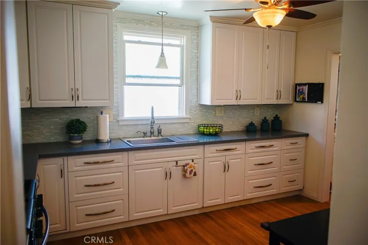 Plumber for dishwasher. Ample counter space