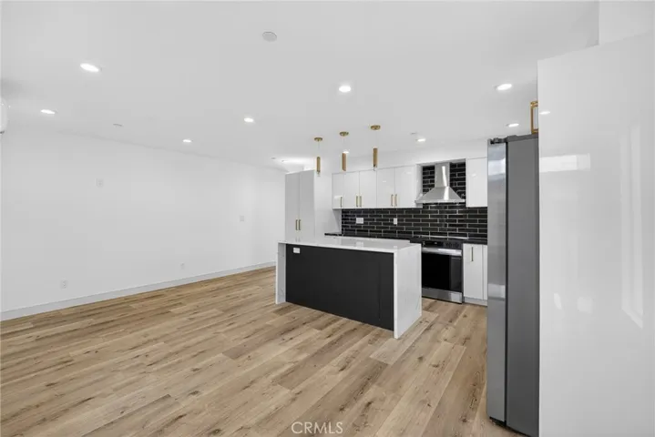 7332 Owensmouth Avenue, Canoga Park, California 91303