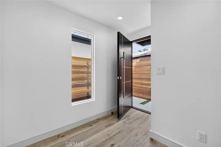 7332 Owensmouth Avenue, Canoga Park, California 91303