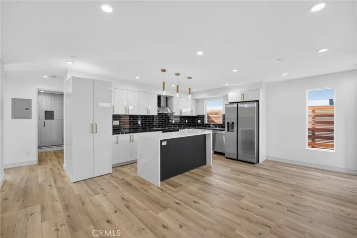 7332 Owensmouth Avenue, Canoga Park, California 91303